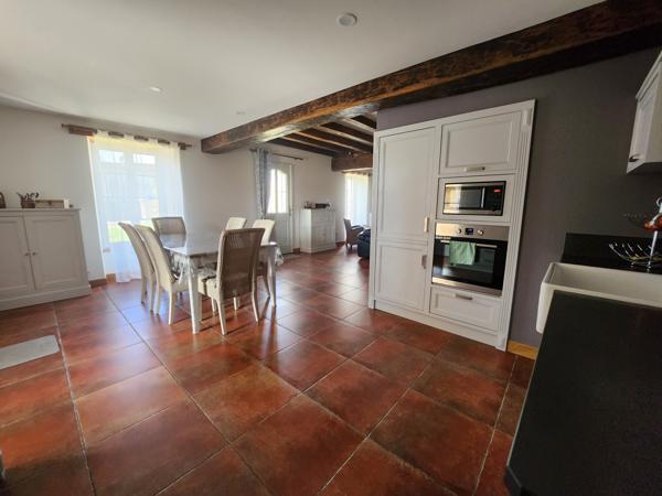 Sainte-Gemme-la-Plaine (85400) Maison en pierre coup de cœur avec 6 chambres et double garage