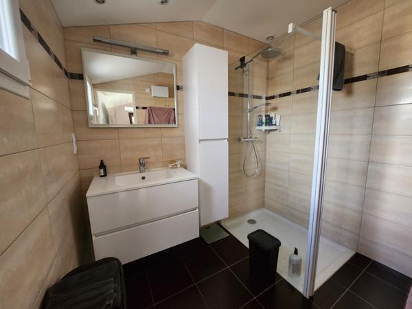 Sainte-Gemme-la-Plaine (85400) Maison en pierre coup de cœur avec 6 chambres et double garage