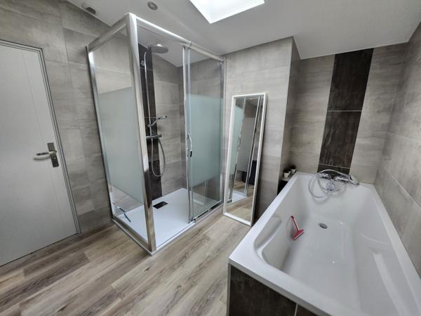 Sainte-Gemme-la-Plaine (85400) Maison en pierre coup de cœur avec 6 chambres et double garage