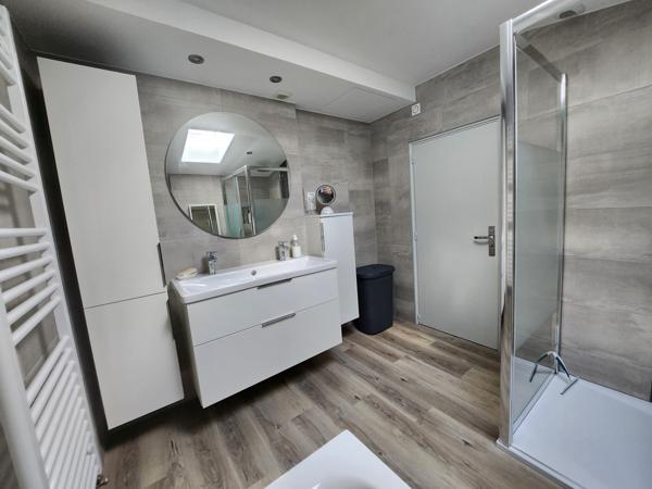 Sainte-Gemme-la-Plaine (85400) Maison en pierre coup de cœur avec 6 chambres et double garage