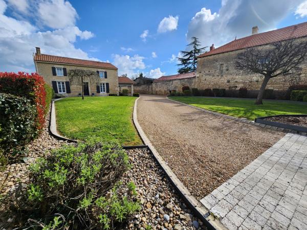 Sainte-Gemme-la-Plaine (85400) Maison en pierre coup de cœur avec 6 chambres et double garage