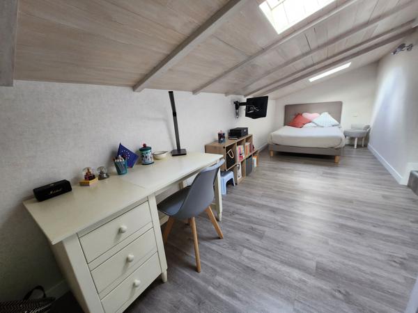 Sainte-Gemme-la-Plaine (85400) Maison en pierre coup de cœur avec 6 chambres et double garage