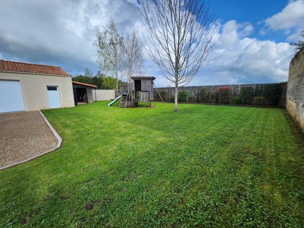 Sainte-Gemme-la-Plaine (85400) Maison en pierre coup de cœur avec 6 chambres et double garage