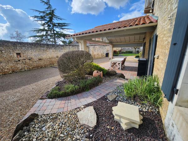 Sainte-Gemme-la-Plaine (85400) Maison en pierre coup de cœur avec 6 chambres et double garage
