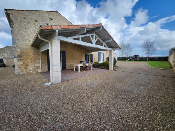 Sainte-Gemme-la-Plaine (85400) Maison en pierre coup de cœur avec 6 chambres et double garage