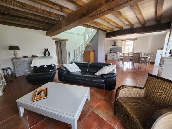 Sainte-Gemme-la-Plaine (85400) Maison en pierre coup de cœur avec 6 chambres et double garage