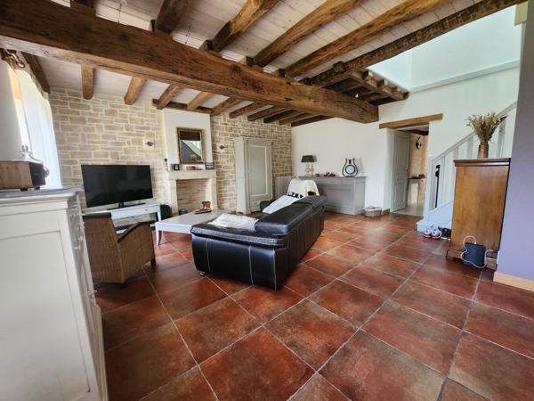 Sainte-Gemme-la-Plaine (85400) Maison en pierre coup de cœur avec 6 chambres et double garage