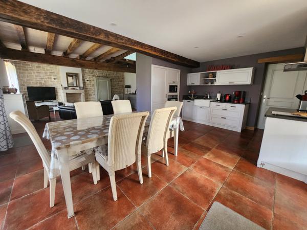 Sainte-Gemme-la-Plaine (85400) Maison en pierre coup de cœur avec 6 chambres et double garage