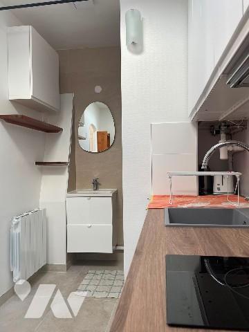 Paris XVIe – Rue de la Tour – PASSY / TROCADÉRO -Studio en étage élevé avec ascenseur et vue dégagée