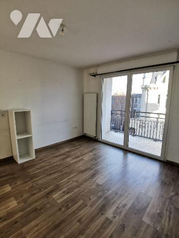 A VENDRE Appartement à REIMS type T2 situé au 2ème étage avec ascenseur comprenant :
entrée av...
