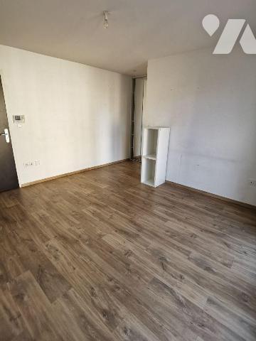 A VENDRE Appartement à REIMS type T2 situé au 2ème étage avec ascenseur comprenant :
entrée av...
