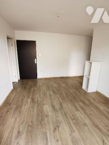 A VENDRE Appartement à REIMS type T2 situé au 2ème étage avec ascenseur comprenant :
entrée av...
