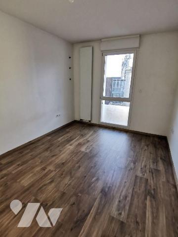 A VENDRE Appartement à REIMS type T2 situé au 2ème étage avec ascenseur comprenant :
entrée av...