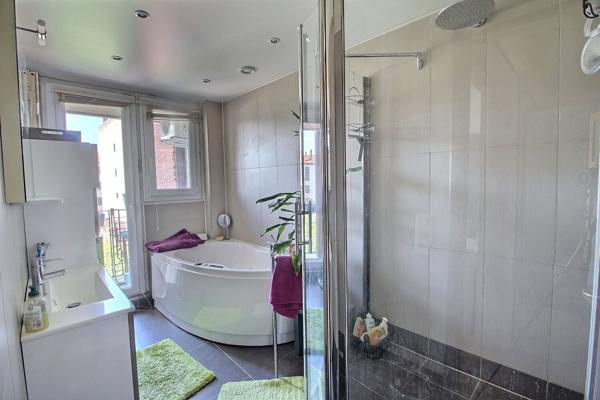 MONTREUIL, AU PIED DU METRO CROIX DE CHAVAUX, PROCHE COMMERCES ET ECOLES, 3 PIECES TRAVERSANT AVEC BALCONS, LOGGIA ET CAVE.