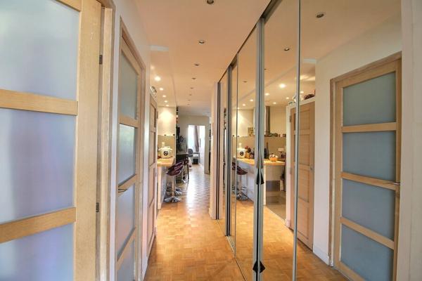 MONTREUIL, AU PIED DU METRO CROIX DE CHAVAUX, PROCHE COMMERCES ET ECOLES, 3 PIECES TRAVERSANT AVEC BALCONS, LOGGIA ET CAVE.