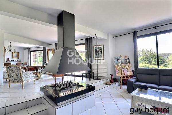 Maison Contemporaine avec piscine et jolie  vue dégagée