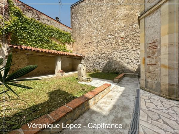 Exclusivité : Agen hyper centre, bel immeuble de caractère en pierre entièrement rénové avec 4 appartements, garage et jardin