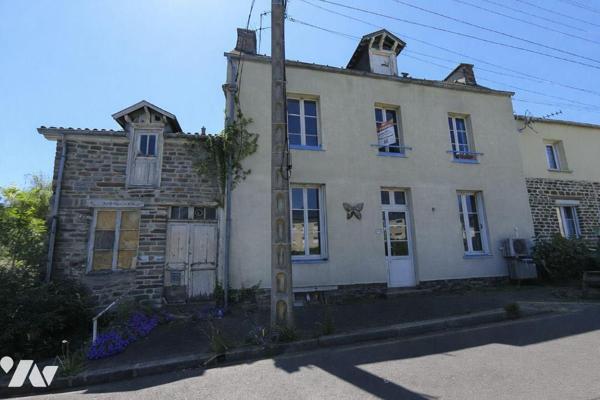 Maison de ville sans terrain à rénover, mitoyenne d'un côté et comprenant : 
- au rez-de-chaus...