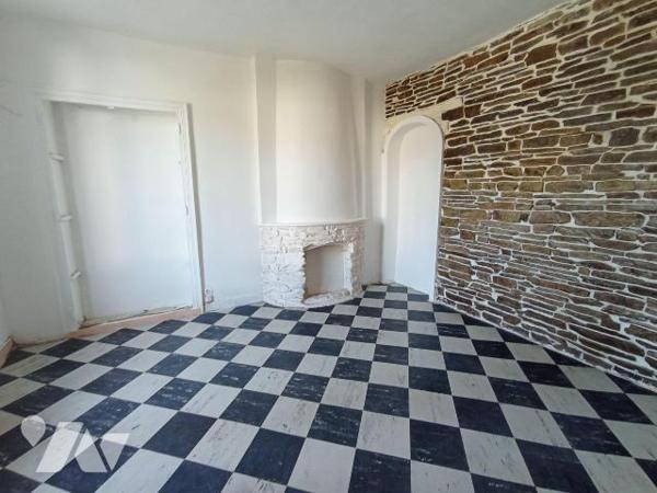 Maison de ville sans terrain à rénover, mitoyenne d'un côté et comprenant : 
- au rez-de-chaus...