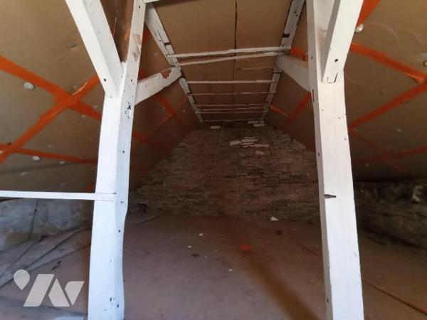 Maison de ville sans terrain à rénover, mitoyenne d'un côté et comprenant : 
- au rez-de-chaus...