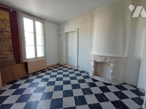 Maison de ville sans terrain à rénover, mitoyenne d'un côté et comprenant : 
- au rez-de-chaus...