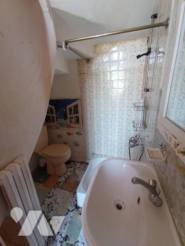 Maison de ville sans terrain à rénover, mitoyenne d'un côté et comprenant : 
- au rez-de-chaus...