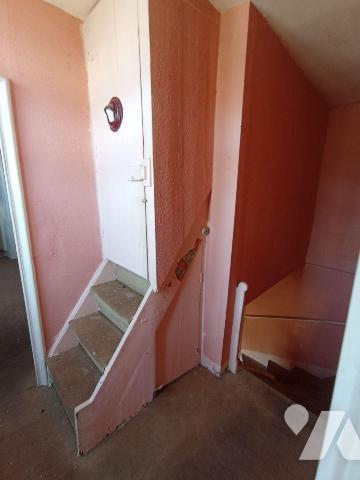 Maison de ville sans terrain à rénover, mitoyenne d'un côté et comprenant : 
- au rez-de-chaus...