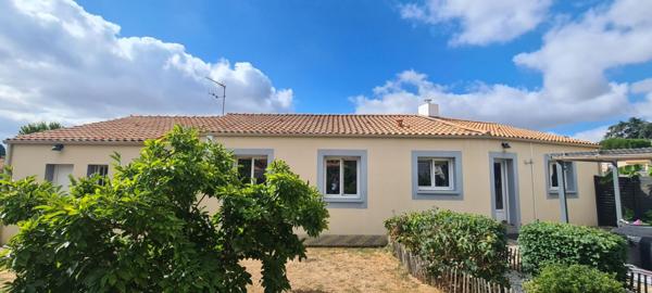 Maison Montbert 4 P . 3 Chs . 107,12 M² . T 917 M² . Garage . Pergola . Carport . Terrasses