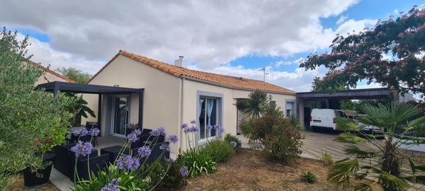 Maison Montbert 4 P . 3 Chs . 107,12 M² . T 917 M² . Garage . Pergola . Carport . Terrasses