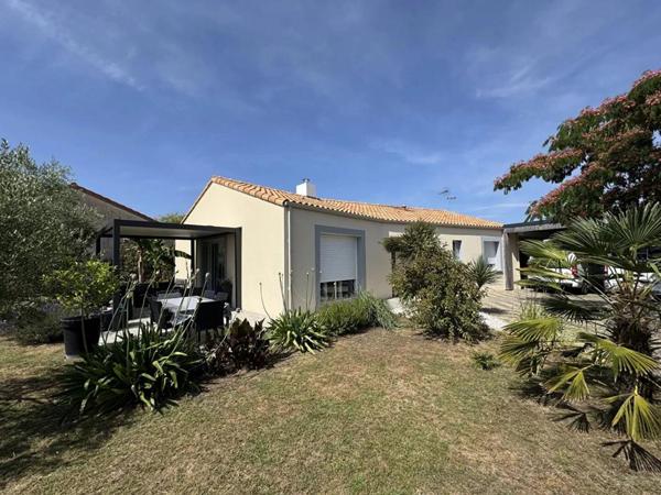 Maison Montbert 4 P . 3 Chs . 107,12 M² . T 917 M² . Garage . Pergola . Carport . Terrasses