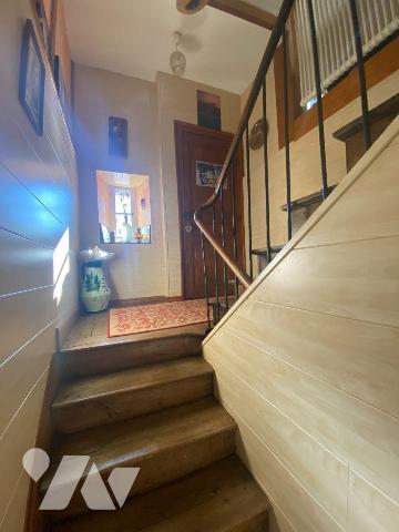 A vendre à Anglards de Salers, belle bâtisse composée de trois parties distinctes, idéalement s...