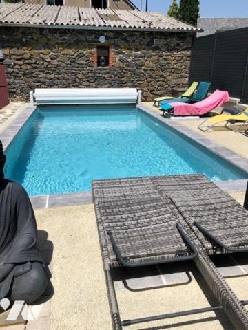 A vendre à Anglards de Salers, belle bâtisse composée de trois parties distinctes, idéalement s...