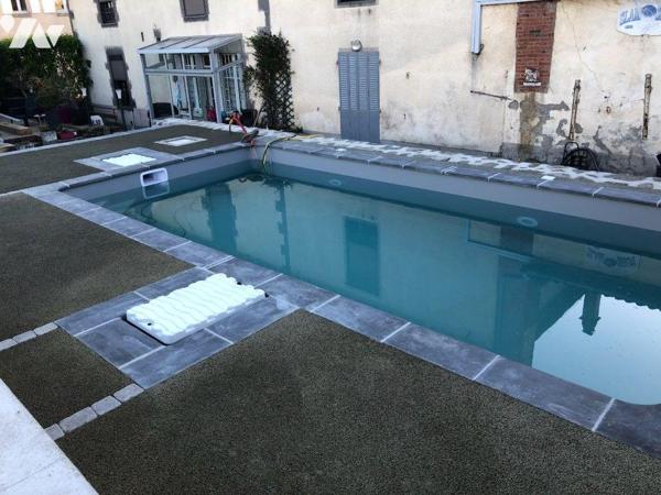 A vendre à Anglards de Salers, belle bâtisse composée de trois parties distinctes, idéalement s...