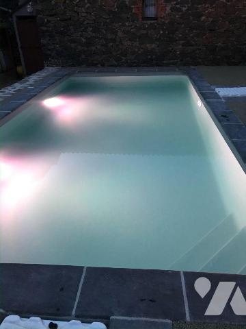 A vendre à Anglards de Salers, belle bâtisse composée de trois parties distinctes, idéalement s...