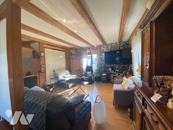 A vendre à Anglards de Salers, belle bâtisse composée de trois parties distinctes, idéalement s...