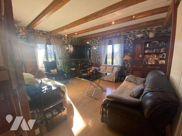 A vendre à Anglards de Salers, belle bâtisse composée de trois parties distinctes, idéalement s...