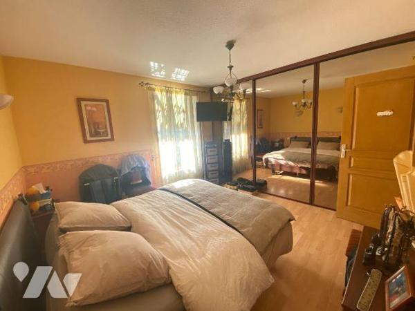 A vendre à Anglards de Salers, belle bâtisse composée de trois parties distinctes, idéalement s...