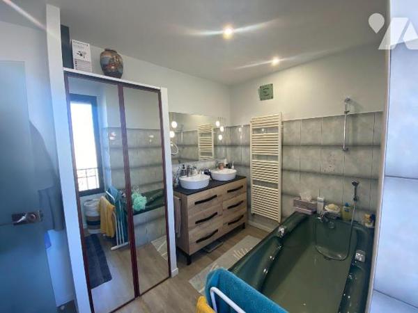 A vendre à Anglards de Salers, belle bâtisse composée de trois parties distinctes, idéalement s...