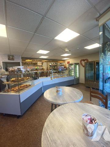 A vendre à Anglards de Salers, belle bâtisse composée de trois parties distinctes, idéalement s...