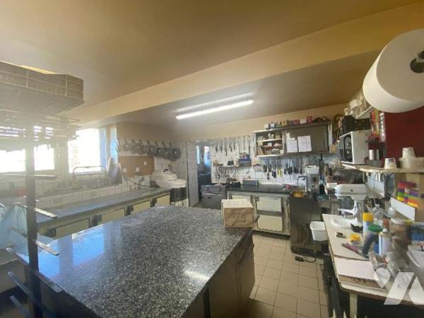 A vendre à Anglards de Salers, belle bâtisse composée de trois parties distinctes, idéalement s...