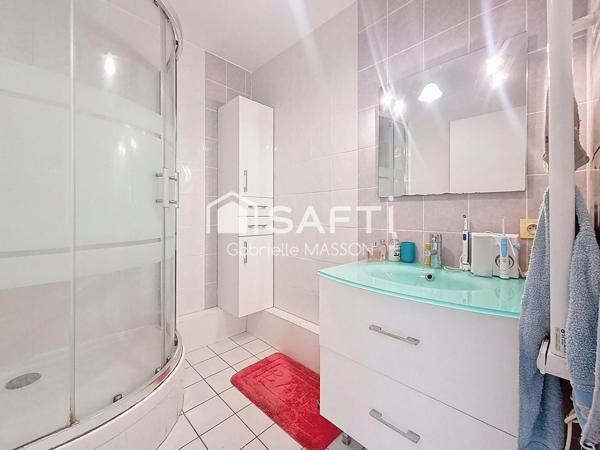 Bel appartement dernier étage avec TERRASSE CAVE et PARKING