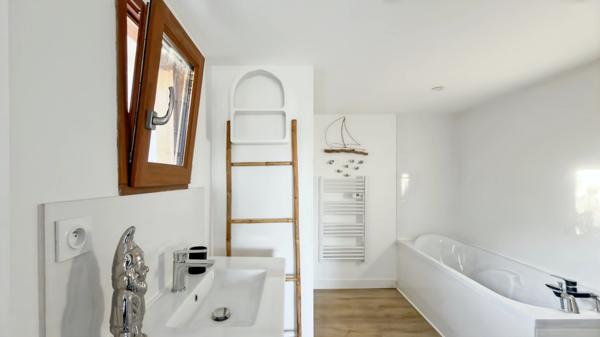 A vendre-Villa avec piscine 4 chambres dont 2 suites vue panoramique sans vis à vis MOULEYDIER (24)