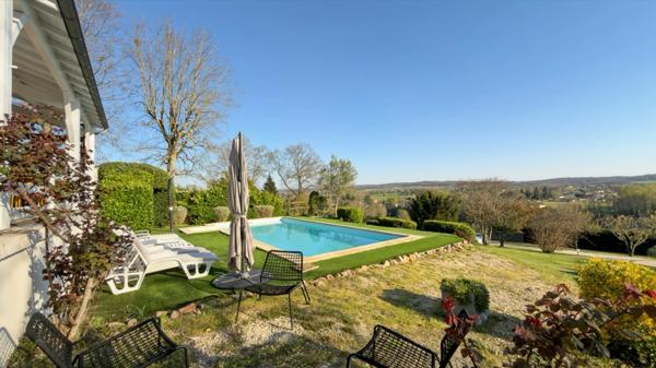 A vendre-Villa avec piscine 4 chambres dont 2 suites vue panoramique sans vis à vis MOULEYDIER (24)