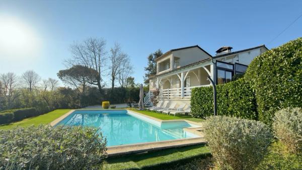 A vendre-Villa avec piscine 4 chambres dont 2 suites vue panoramique sans vis à vis MOULEYDIER (24)