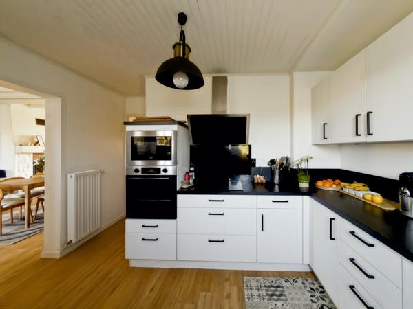 A vendre-Villa avec piscine 4 chambres dont 2 suites vue panoramique sans vis à vis MOULEYDIER (24)