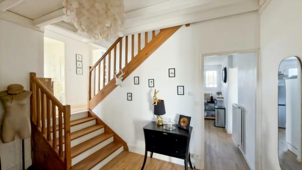 A vendre-Villa avec piscine 4 chambres dont 2 suites vue panoramique sans vis à vis MOULEYDIER (24)