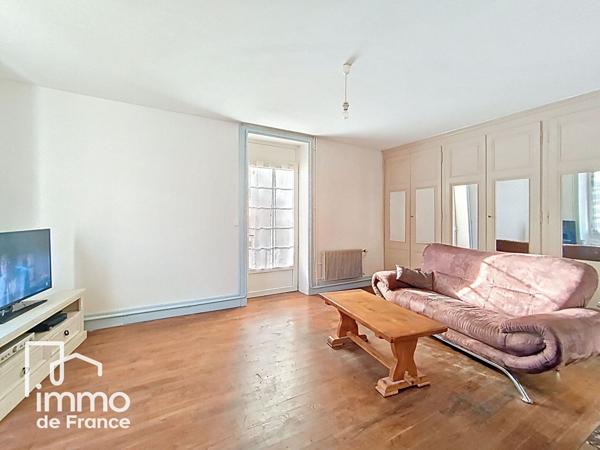 Maison 160 m² habitables ? Centre de Villieu ? Dépendances 180 m² ? Terrain 820 m²