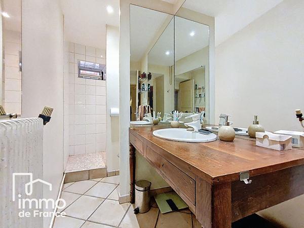 Maison 160 m² habitables ? Centre de Villieu ? Dépendances 180 m² ? Terrain 820 m²