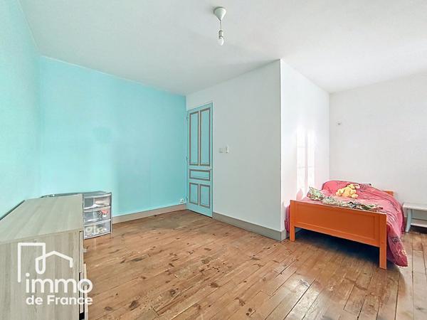 Maison 160 m² habitables ? Centre de Villieu ? Dépendances 180 m² ? Terrain 820 m²