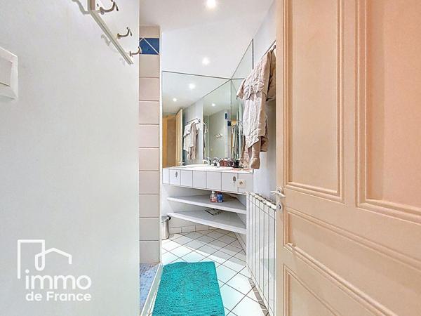 Maison 160 m² habitables ? Centre de Villieu ? Dépendances 180 m² ? Terrain 820 m²